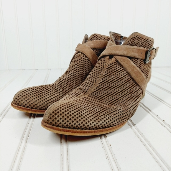 Vince Camuto Casha Brown Tan Laser Cut Ankle Booties E986 - Picture 2 of 13